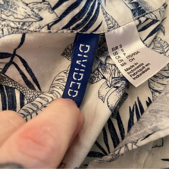 💥5/$25 Divided men’s  white tropical‎ button up shirt in size small - Picture 7 of 7